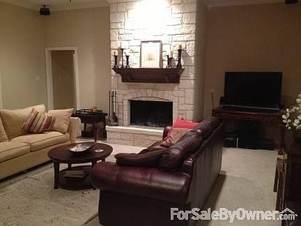 Large living area great for entertaining and plenty of room for a lrg screen TV!