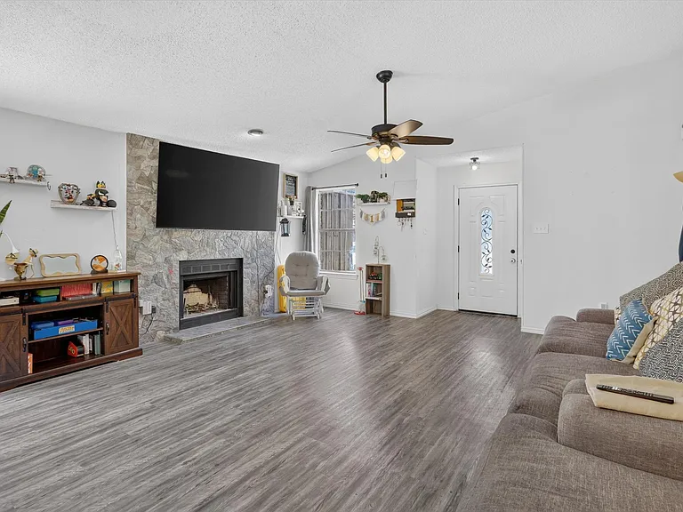 2324 Markland St — Photo 6