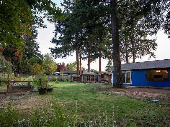 3rd image of 4409 NE Wildrose Dr