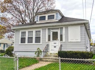 101 Whittier Rd, Pawtucket, RI 02861