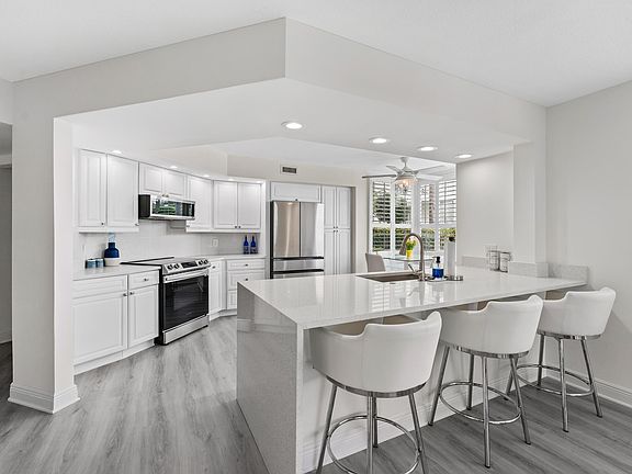 3rd image of 511 Bay Colony Drive N
