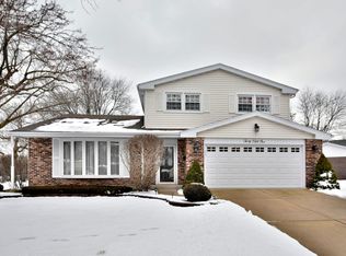 3051 Huntington Dr, Arlington Heights, IL 60004