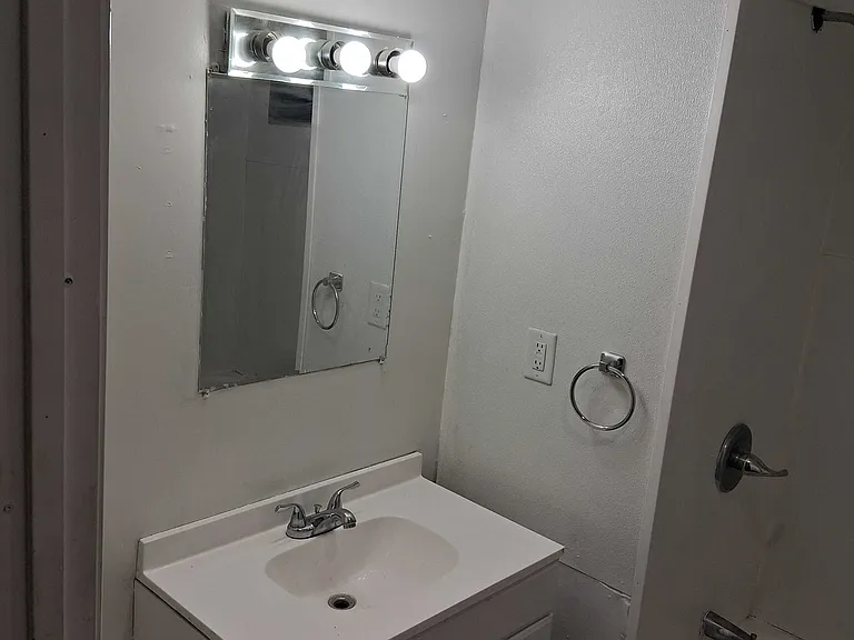 239 N Park Ave #8 — Photo 7