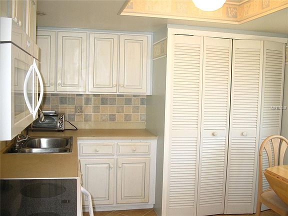 2nd image of 27 Windrush Bay Dr