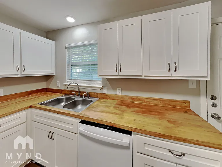 512 E University Ave — Photo 3