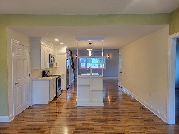 3rd image of 4118 Scott St