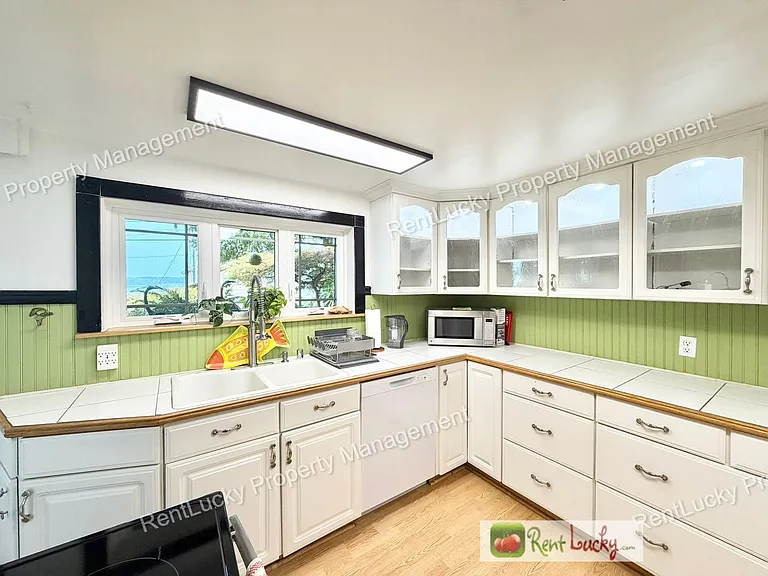 1612 Markham Ave NE — Photo 3