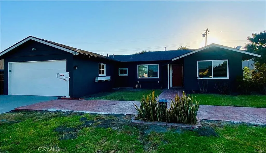 3 bed, 1.5 bath, 1299 sqft, $4,500 — Photo 2