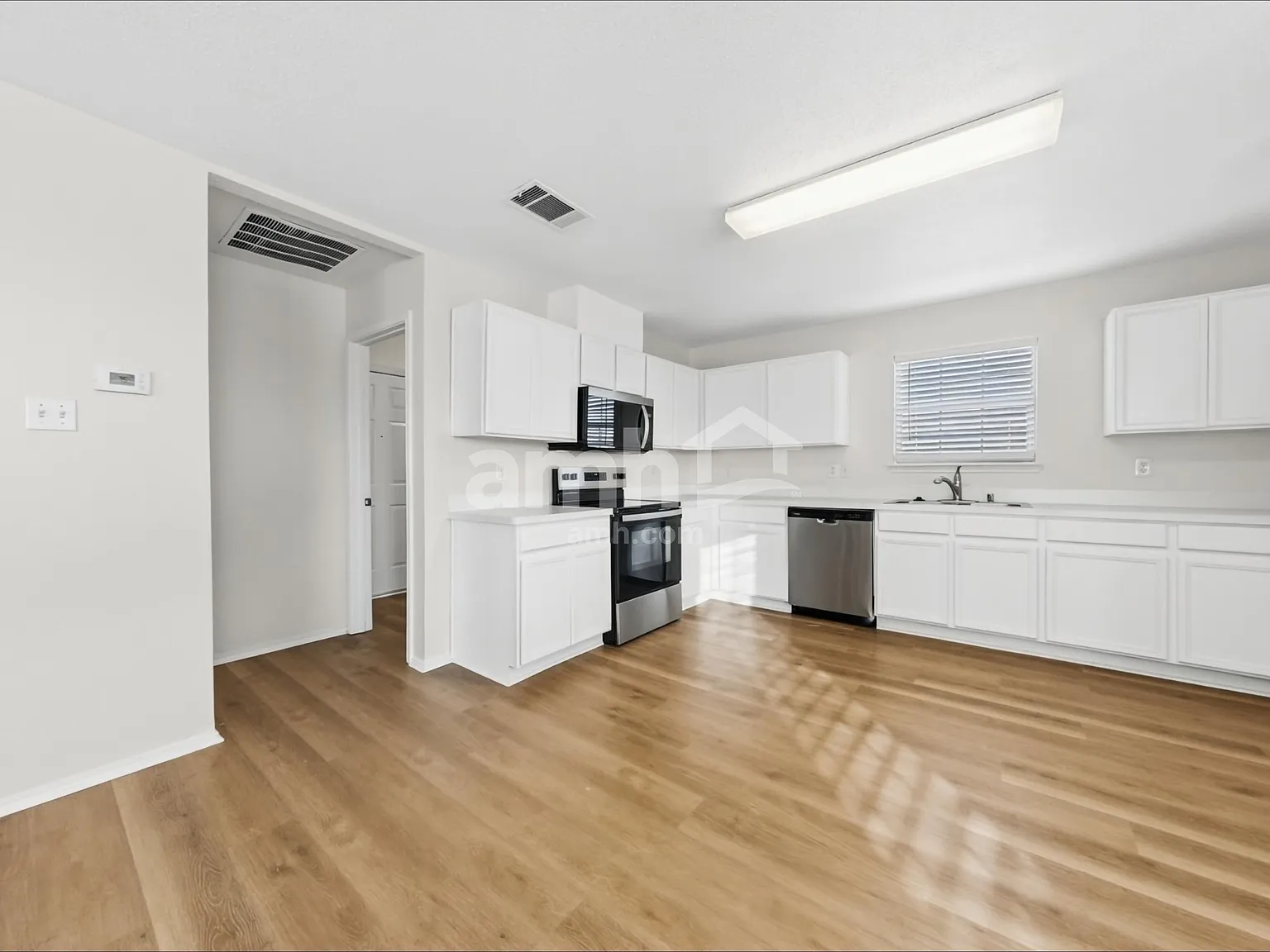 4 bed, 2.5 bath, 3004 sqft, $2,835 — Photo 3