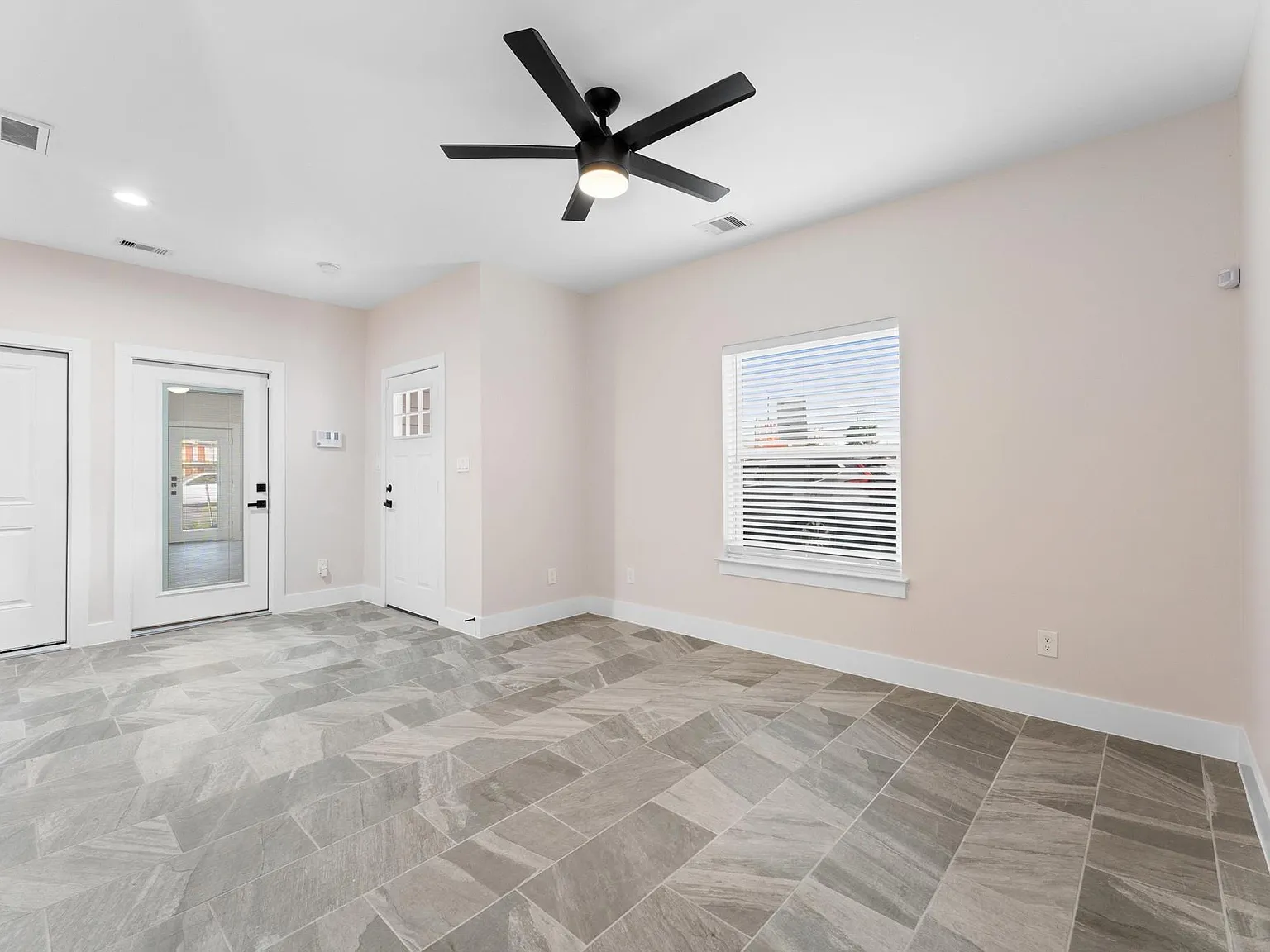 4 bed, 3.5 bath, 3149 sqft, $3,000 — Photo 4