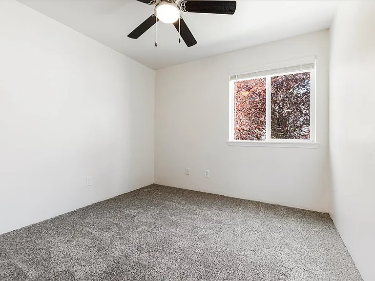 Foster Plaza Apartments — Photo 12