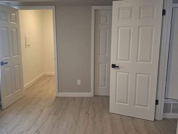 One Bedroom-1 Bath Units 
These units feature a HUGE walk-in closet!