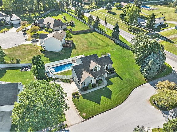 3rd image of 53021 Woodmar Dr