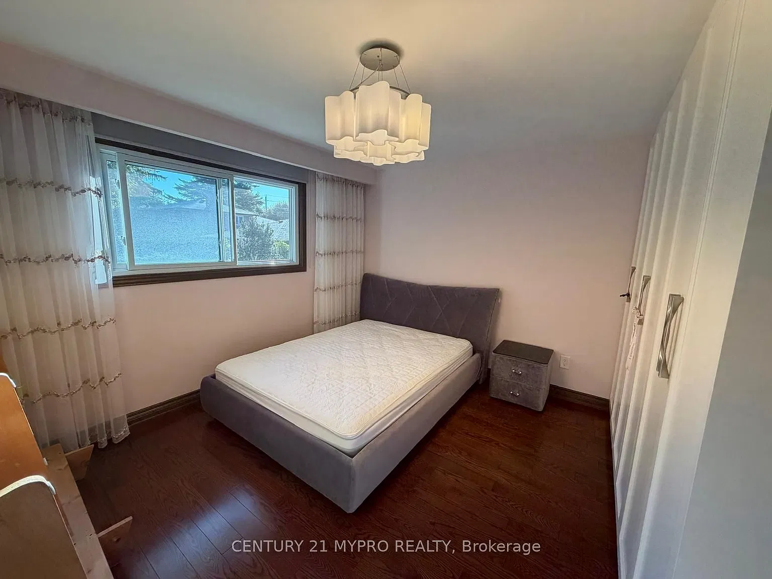 141 Henderson Ave — Photo 1