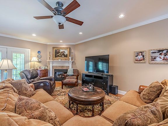 5th image of 670 Bowen Dr