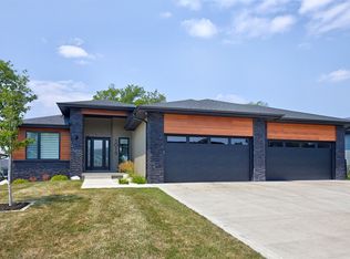 5016 150th St, Urbandale, IA 50323