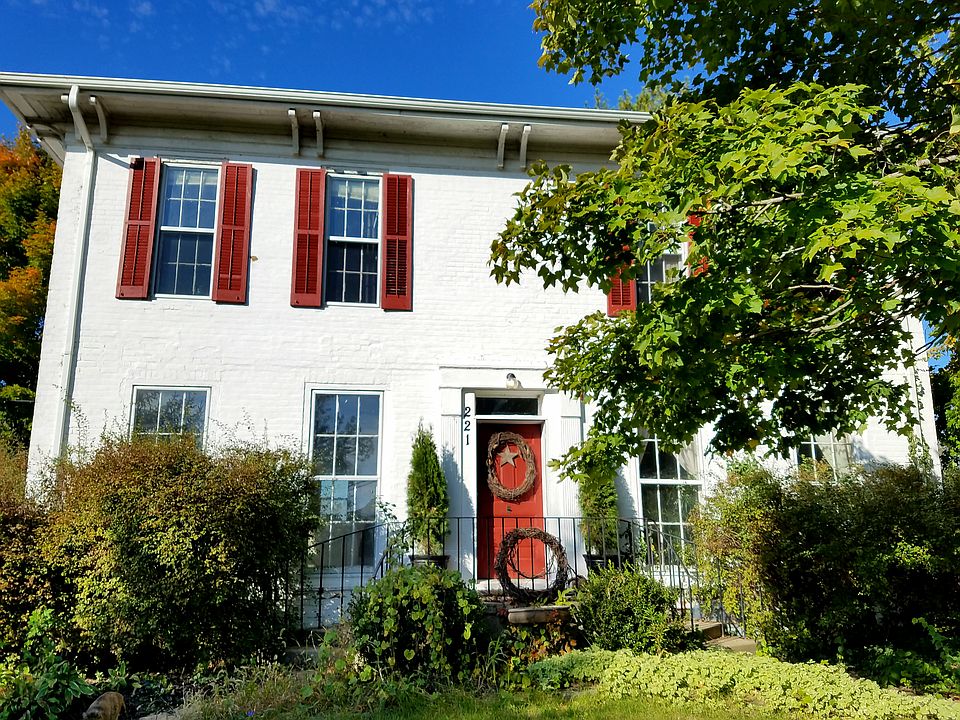 1st image of 221 S Main St