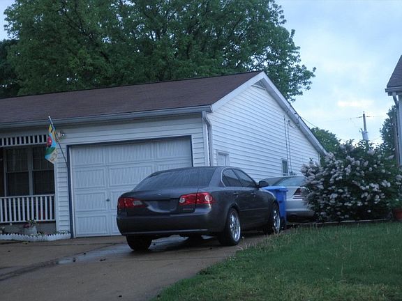 3rd image of 950 Thompson Dr