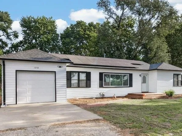 1210 NW 35th St, Topeka, KS 66618