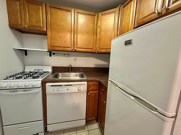 4th image of 121 E 12th St APT Lg