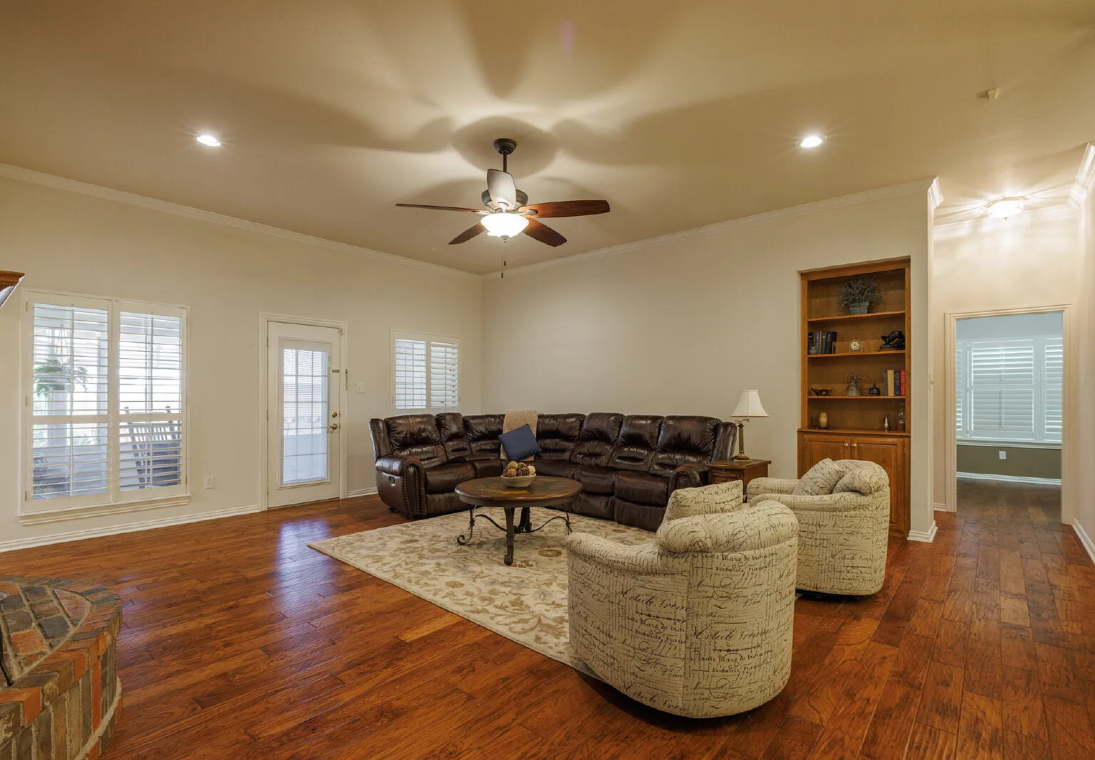 4 bed, 2.5 bath, 2126 sqft, $6,000 — Photo 3