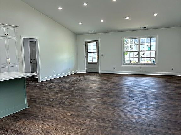 4th image of 291 Willow Dr
