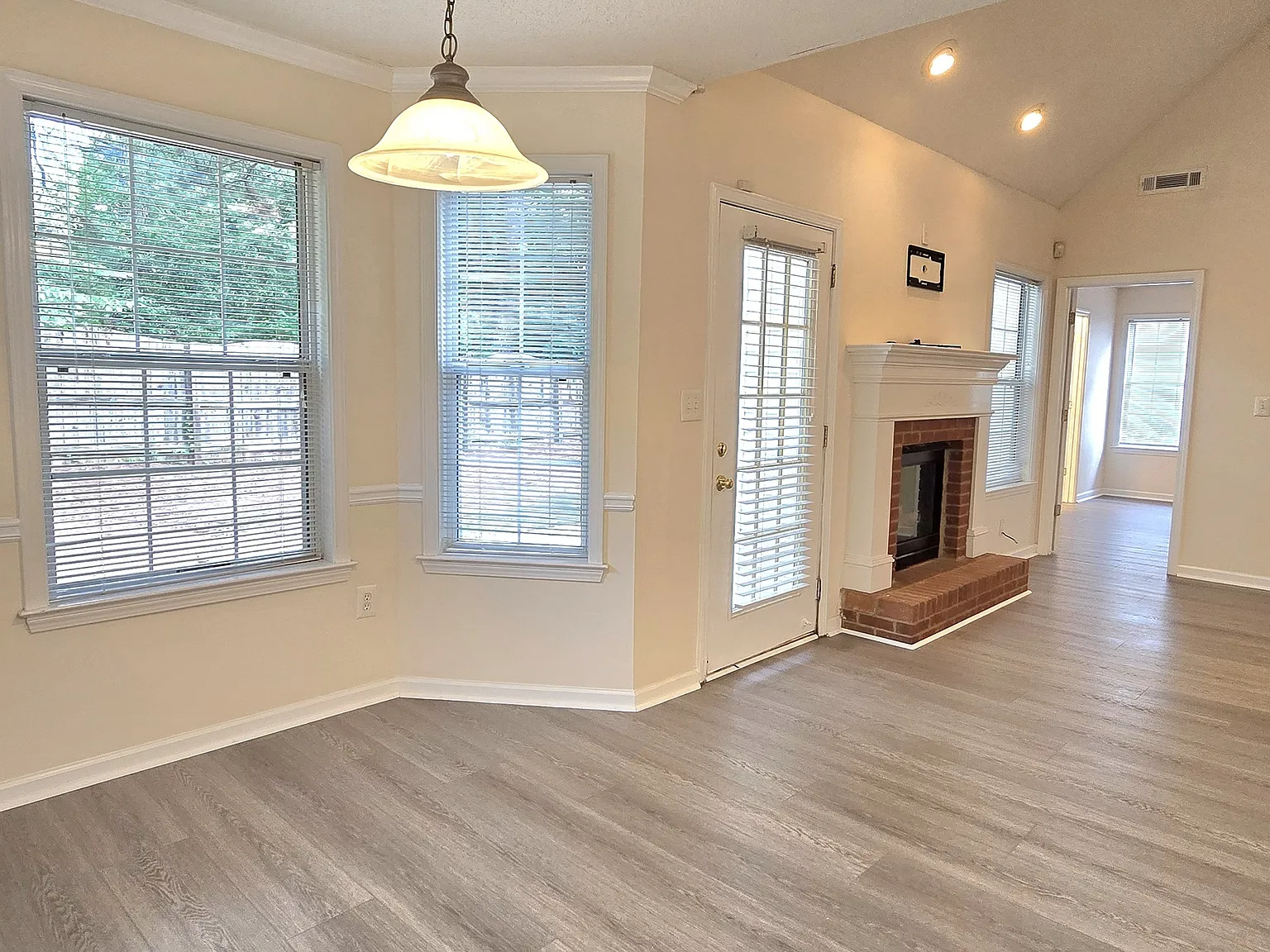 3 bed, 2.0 bath, 1427 sqft, $2,200 — Photo 3