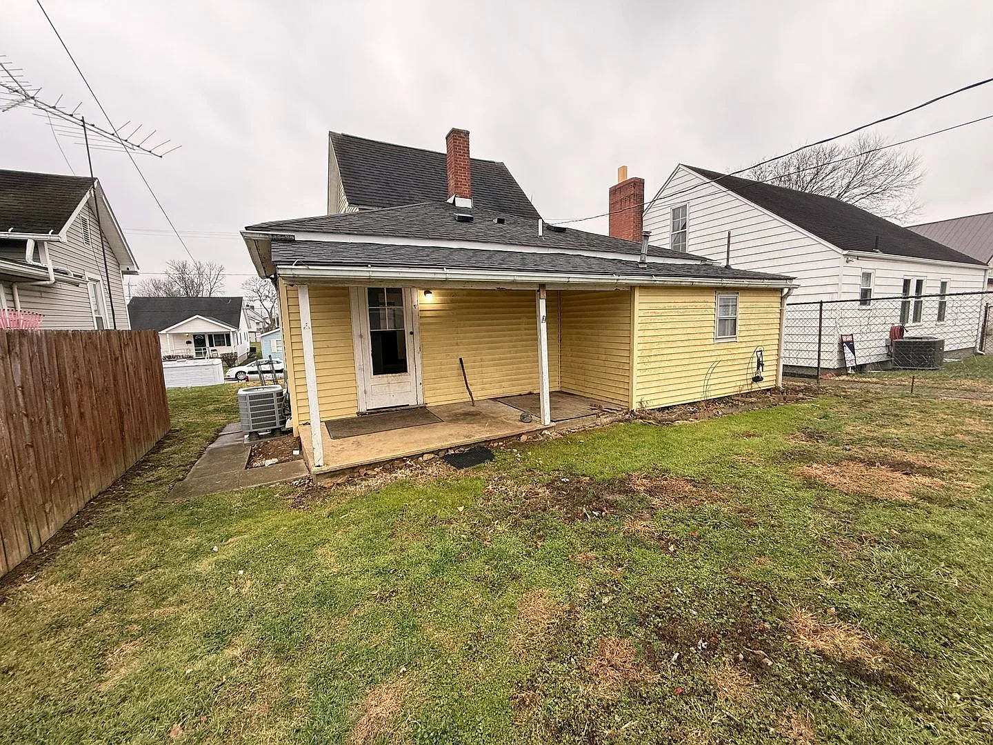 122 Hayward Ave — Photo 2