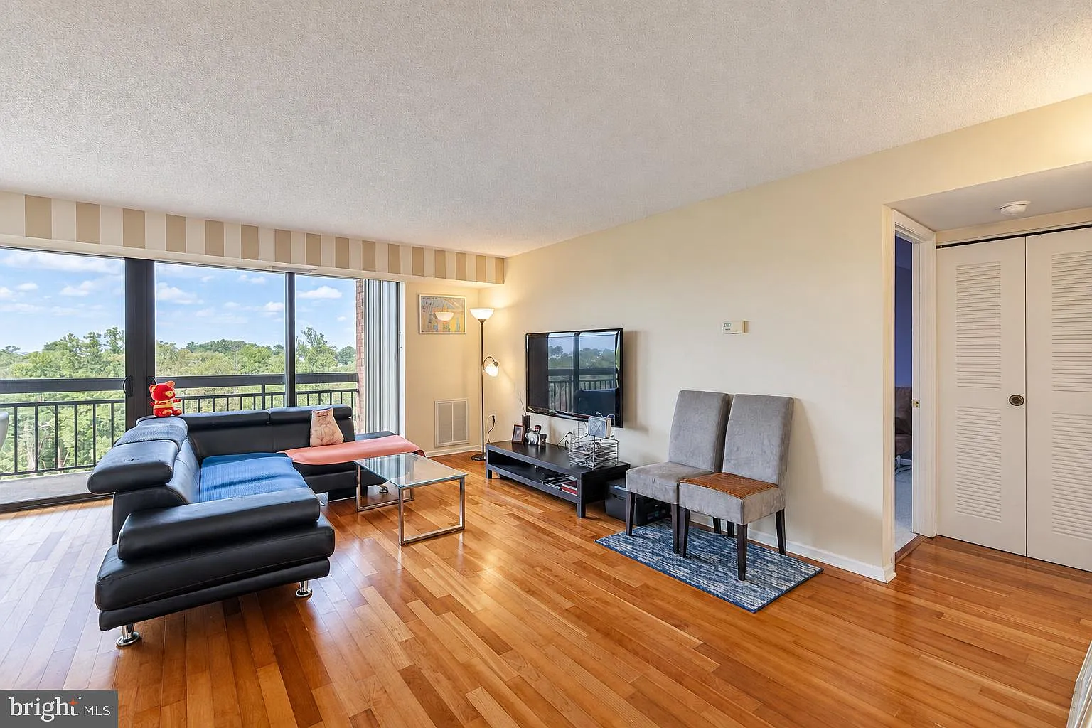 Renaissance 2230 Condominium — Photo 2