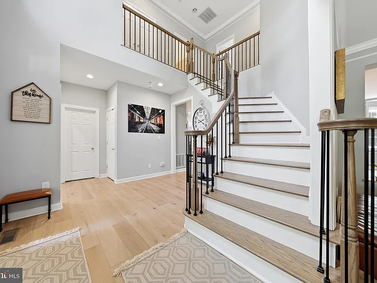 3852 Glasgow Way — Photo 4