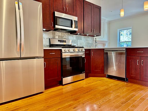 4th image of 62 Huron St Floor 2
