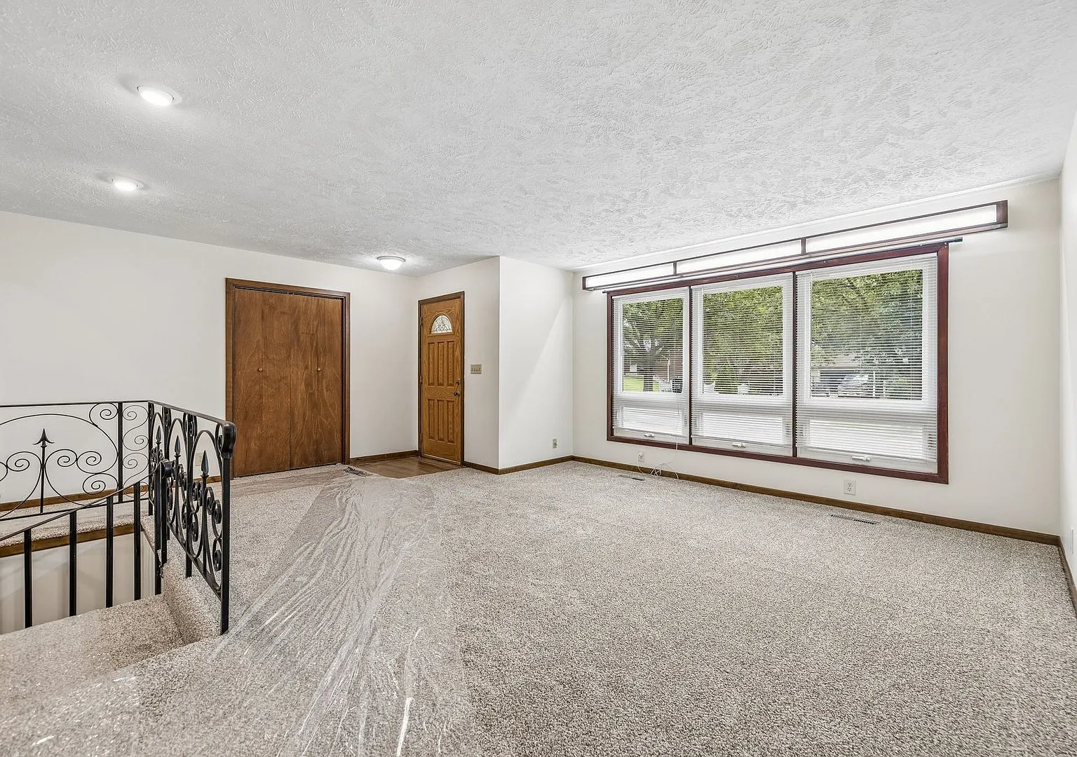 4 Bedroom Lincoln Ranch Home! — Photo 3