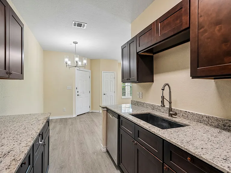 La Marquesa Apartments — Photo 36