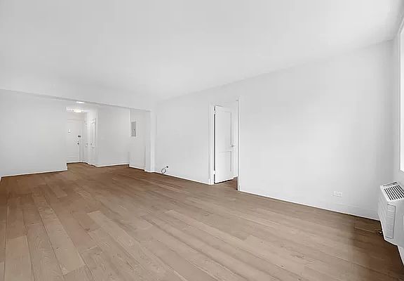 4th image of 2530 Independence Ave APT 6D