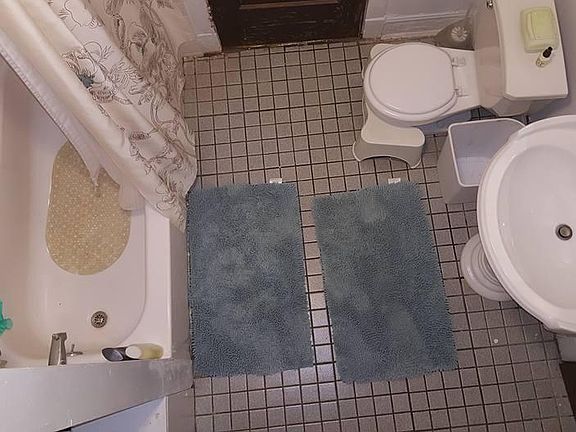 2nd image of 6452 N Greenview Ave #2