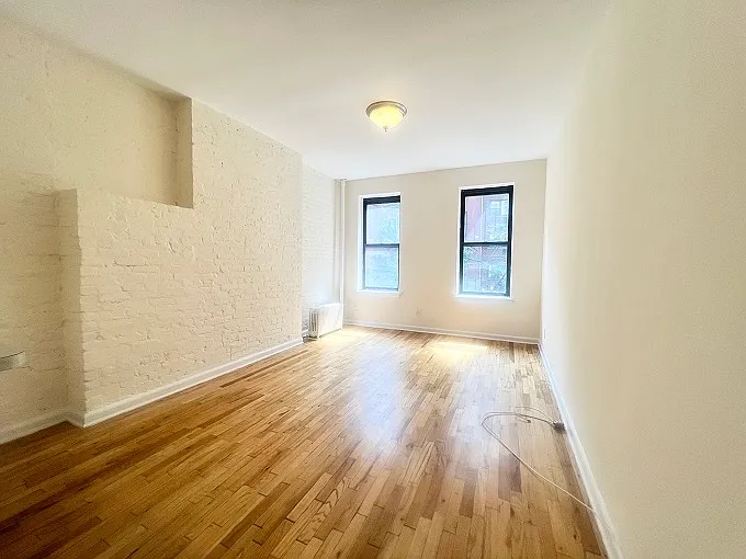 325 E 54th St #1B — Photo 2