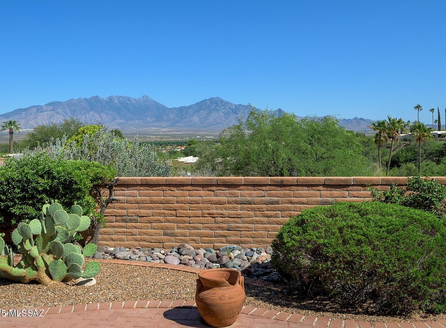 1013 W Desert Hills Dr