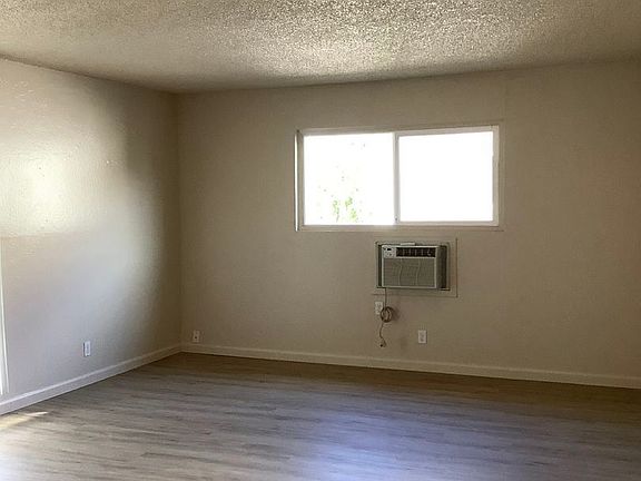 3rd image of 1305 Edmonton Ave Unit 4