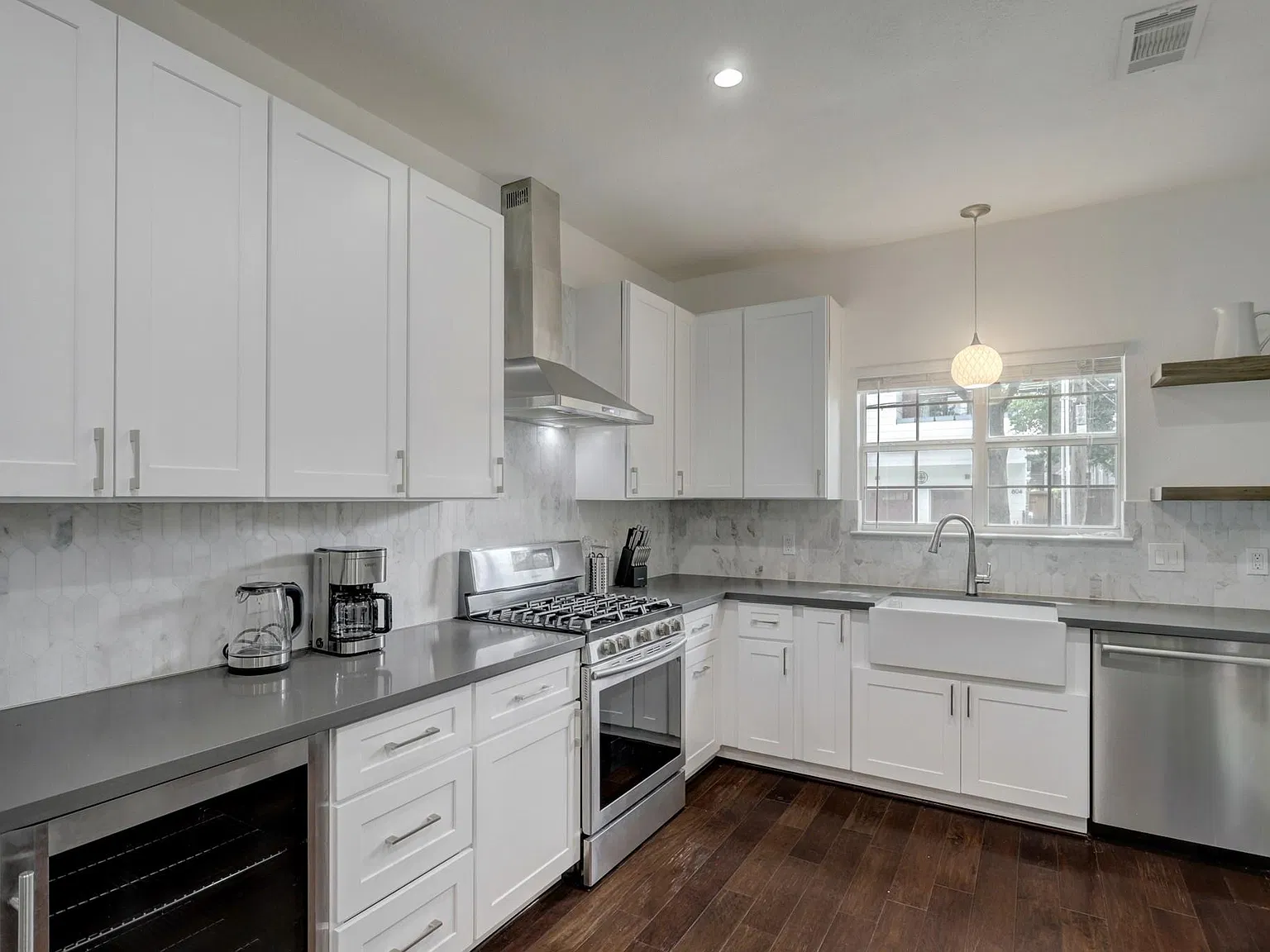 3 bed, 2.0 bath, 1208 sqft, $3,800 — Photo 3