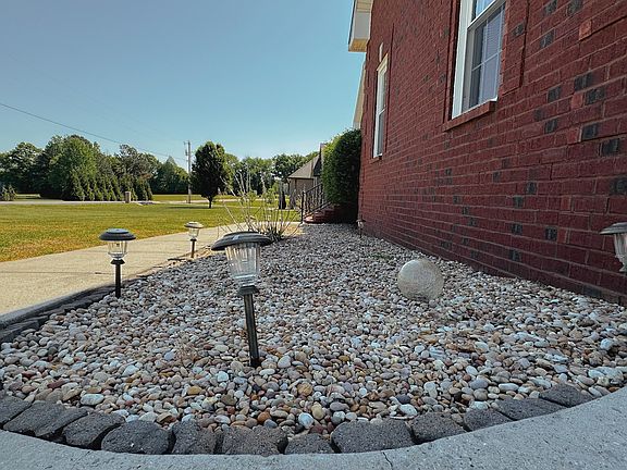 5th image of 98 Aberdeen Ave