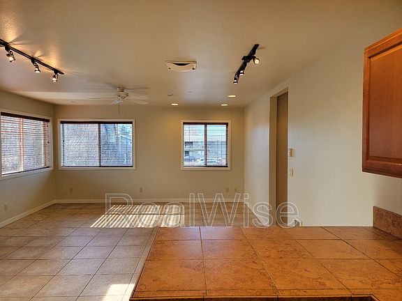 4th image of 219 NW 6th St Ste 2