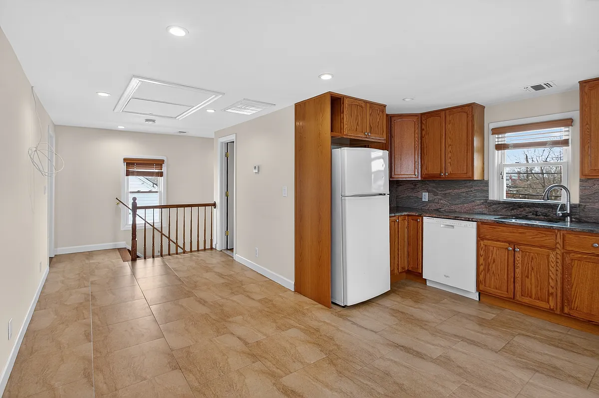 Building Photo - 256 Royal Ave #2