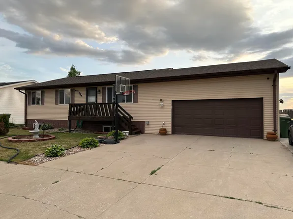 2385 McClellan Dr SW, Huron, SD 57350