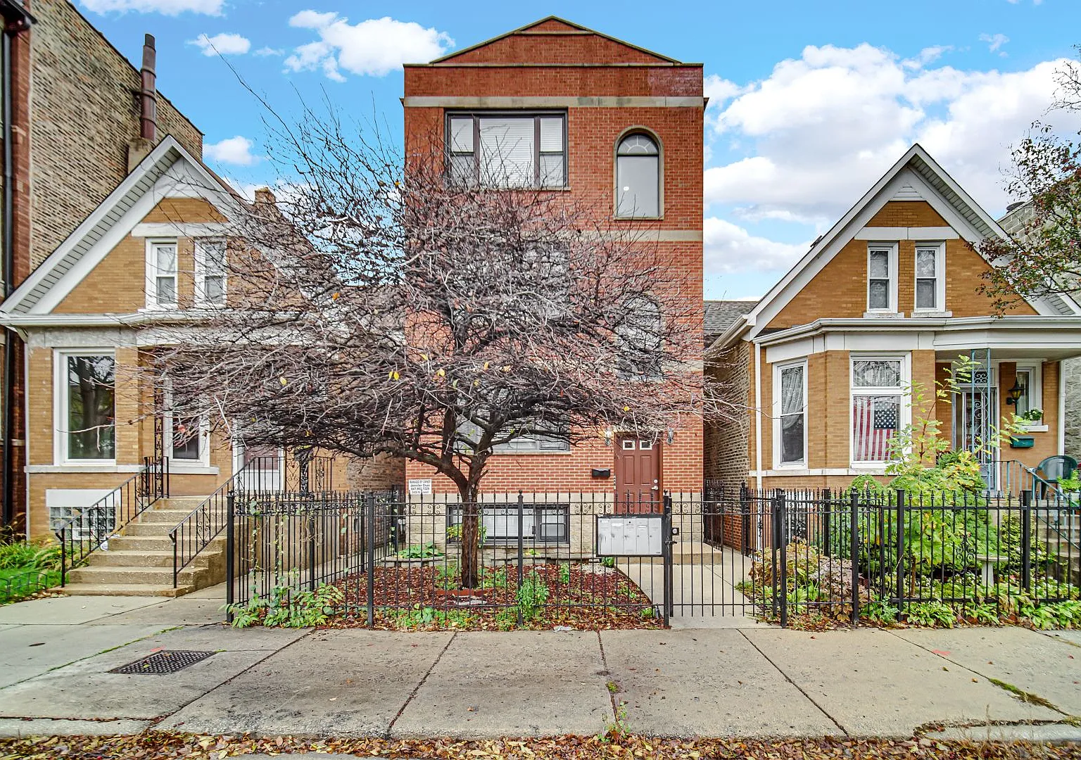 2218 W Augusta Blvd — Photo 1