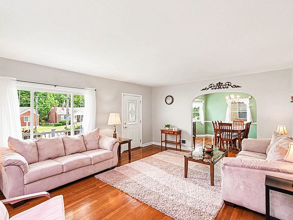 5th image of 453 Commonwealth Ave