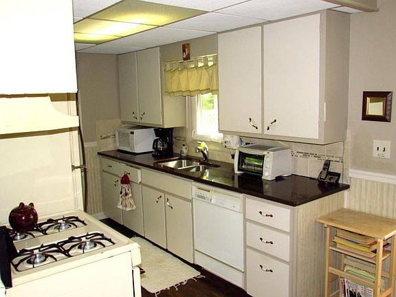 4th image of 2340 Coit Ave NE