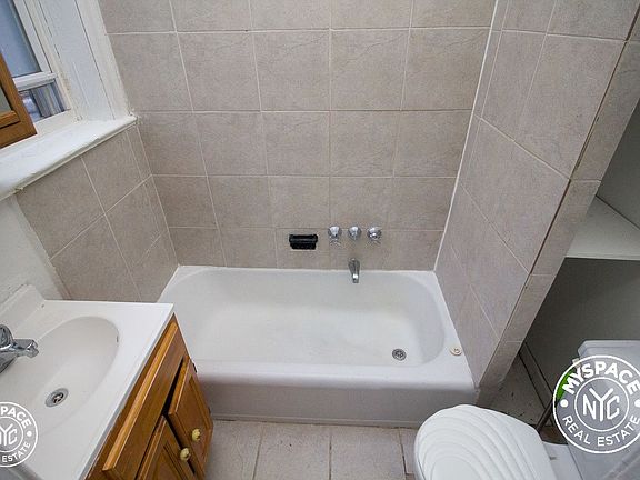 4th image of 793 Franklin Ave APT 2B