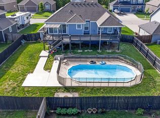 928 N Oak Ter, Tonganoxie, KS 66086