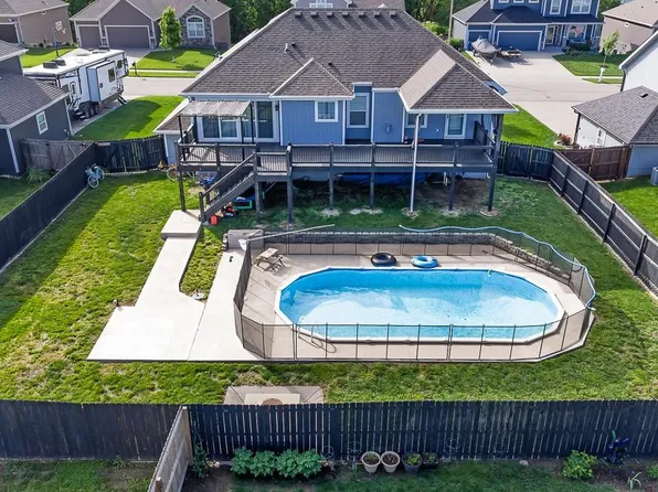 928 N Oak Ter, Tonganoxie, KS 66086
