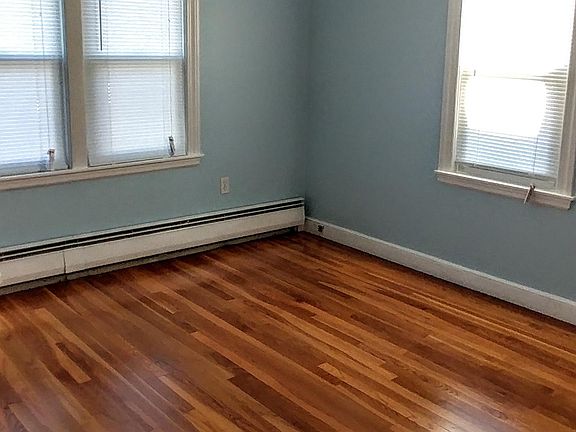 4th image of 213 Hill St
